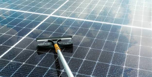 Solar panel cleaning service